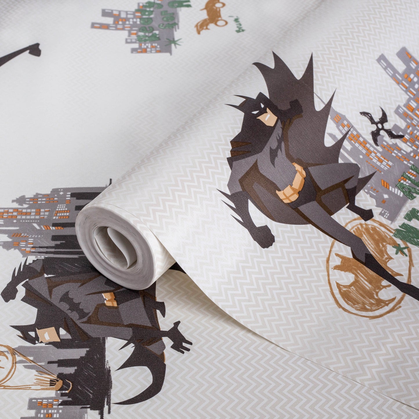 KIDS | Batman figured and light colored wallpaper