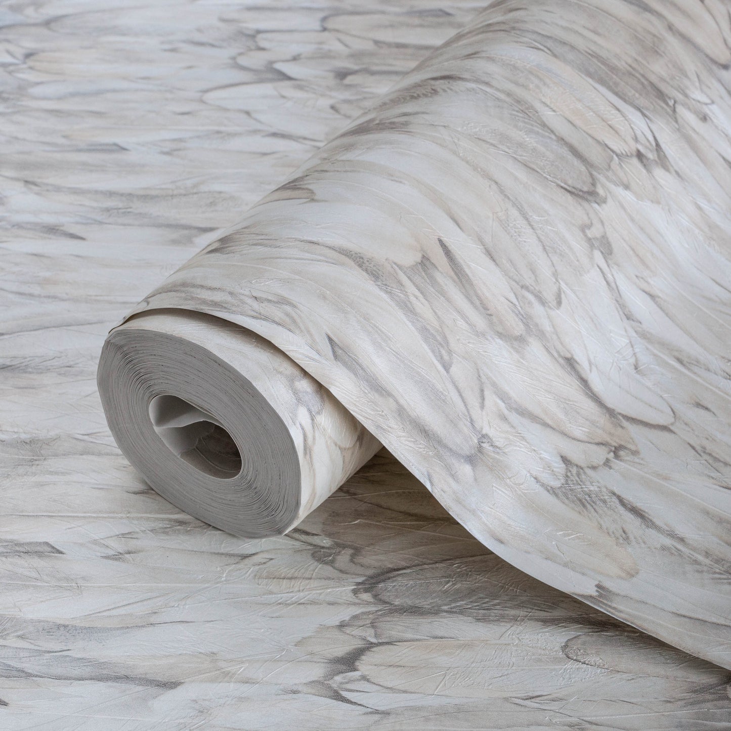 TROPICANO | Modern Bird Feather Patterned Wallpaper